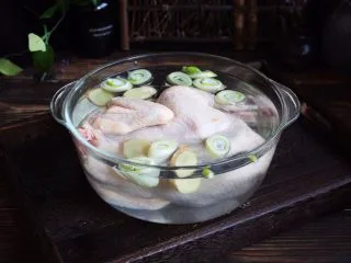 百变水果 新奥尔良风味雪梨烤鸡,然后给三黄鸡去腥，去腥时用凉水浸泡，浸泡时放入2勺的米酒，放适量的姜片和葱段，浸泡至少半个小时。