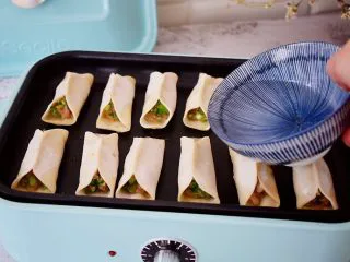 猪肉韭菜锅贴,加入小半碗水