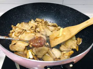 下饭菜之青椒炒肉片,放一勺豆瓣酱入锅翻炒