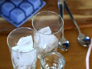 英式水果鸡尾酒Pimm's,3.我做了两杯,下面材料的量指的是一杯的量。 首先在玻璃杯中装上冰块。