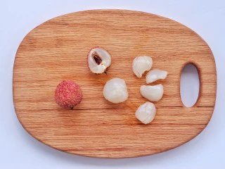 蜜桃荔枝薄荷冰棒,荔枝剥壳去核撕小块。