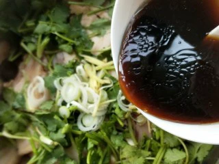 花雕酒焗藤椒手撕鸡,倒入腌汁。