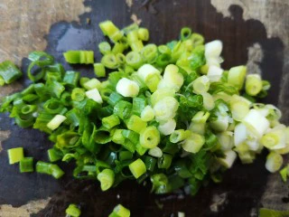 秘制红烧牛肉,煮牛肉同时将小葱洗净后切成葱花备用 