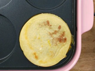 复刻街头美食~网厨第一个肉蛋堡,轻轻压一下,让底部的面糊紧紧的包裹刚刚放入的蛋堡。