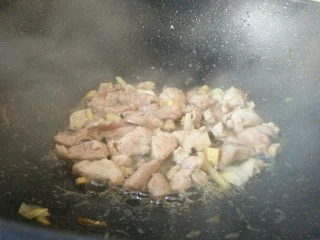 #猪年#莲藕炒肉,炒至变色，炒出油脂，如图