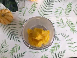 奶香金瓜燕麦糊,将瓜肉放入榨汁机