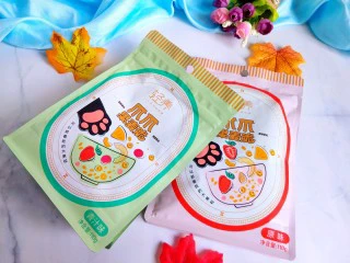 夏日低脂消暑甜品:果麦脆酸奶杯,这是我买的果麦脆，里面有大颗的水果干果，果仁，藜麦，小麦圈。