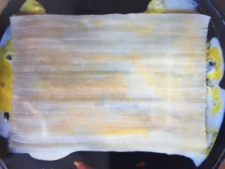 街边小吃一东北烤冷面,盖面板喷温水焖一会