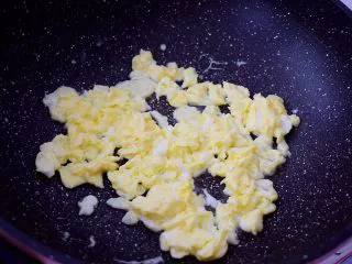 黄瓜鸡蛋炒肉片,用筷子快速搅成小块状