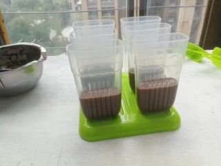 巧克力双色雪糕,将巧克力味雪糕加入雪糕模到一半位置,将雪糕模送入冰箱冷冻1小时,取出再倒入原味雪糕奶糊,倒满模具即可,插入雪糕棒,送入冰箱冷冻12小时以上