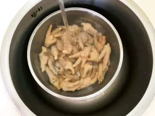 私房菜 密制酸辣鸡爪,用冷水冲洗至鸡爪凉透,这样可以使鸡爪更筋道,有嚼劲儿