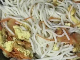 云南风味炒米线,炒软过后加入过了凉水的米线