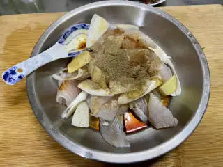 椒香鱼块➕椒香风味龙利鱼块,加入葱白片姜片，一汤匙料酒一汤匙生抽，少许白胡椒粉少许花椒粉，一点食盐，抓拌均匀