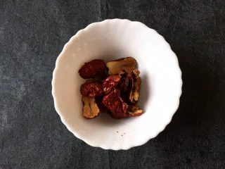 养生之姜汁红糖水,将红枣洗净后切开去核用碗装起来