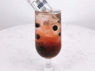 颜值高+口感好！微醺少女的甜美酒单，夏天喝这个就对了！,放入几颗蓝莓，装饰即可