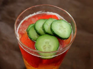 冰爽水果鸡尾酒(皮姆一号酒),黄瓜片放入杯中。