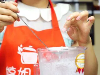 必吃的广东小吃——广州肠粉,可以取一点点用手指腹搓一下看看有没有颗粒感