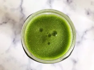 羽衣甘蓝芝麻菜苹果汁,时间到,看,非常细腻