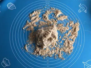 老北京驴打滚,面团蒸熟后趁热用筷子搅拌一下,放在案板上