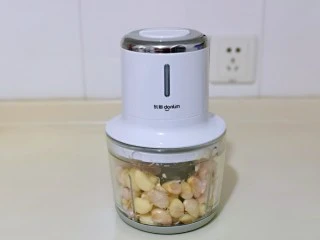 自制蒜蓉辣酱,按下启动按钮，很快就把蒜皮去掉。