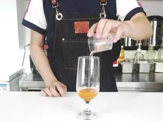 简单制作解渴冷饮，网红水果气泡水,倒入竹蔗冰糖糖浆