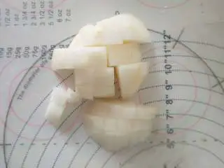 芒果百香果雪梨汁,3、雪梨切小块。 