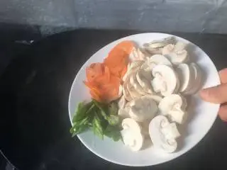 快手菜小炒口蘑,热油锅，同时下入口蘑、胡萝卜和尖椒；