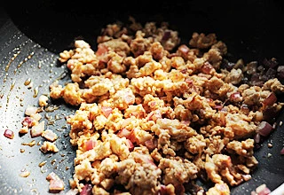 金灿香滑风味十足的异国料理【牧羊人派】,加入牛肉末炒至变色；