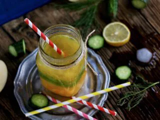 三色冰水果汁,榨汁机洗干净，等到黄瓜汁冻成冰块时，可以榨苹果和梨子，这两种水果容易氧化，一边榨一边放入柠檬汁，可以防止变色。最后，三种水果汁都在一个杯中，放在室内，让黄瓜汁稍有融化，插入吸管，就可以啦