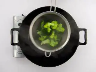 番茄烧菜 竟也有那么多小技巧,3-2 西兰花焯水一分钟，捞出沥干