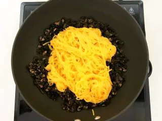 风味炒面 芽菜肉末炒玉米面,把玉米面条放入芽菜肉末中