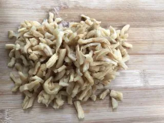 萝卜干炒蚬肉（麻辣风味）,细条萝卜干反复洗几遍去咸，再切好。