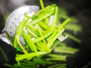 美食丨超级无敌下饭家常菜 芹菜香干 ～,芹菜焯盐水30秒左右捞出泡入冷水中。