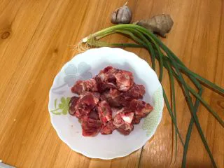 家常菜+酱骨肉,食材准备好，将肉剁小块，为了孩子可以方便的吃