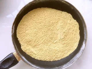 老北京小吃十三绝—驴打滚,炒熟的黄豆面散发豆香，盛出放凉备用