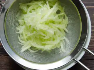 地中海风味火鸡肉丸,大蒜瓣 切片，柠檬切片。黄瓜 去皮并且擦碎，把黄瓜放进滤网，至于碗上。加入少量盐，静置5分钟，直至水分滤干。