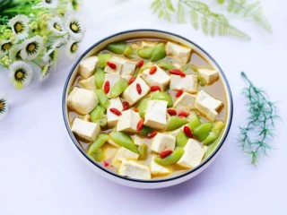 鲜掉眉毛的丝瓜豆腐汤,汤汁清香,口感鲜嫩,清淡可口的丝瓜豆腐汤就做好啦,红白绿相间颜值棒棒哒,特别适合正在减肥的美眉。