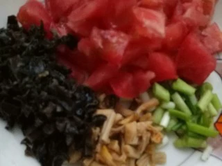 清真小吃之打卤面,西红柿切丁 泡发后的黄花,木耳切丁,小葱切断,黄瓜切丝。