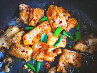香辣过瘾 十分钟无油版 回锅肉,加入小葱段拌匀 关火