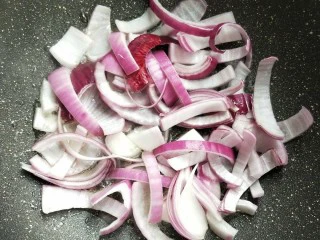 花雕酒焗藤椒手撕鸡,洋葱丝铺底。