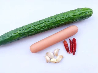 好吃到舔盘的黄瓜火腿丁,准备食材：黄瓜一根，火腿肠1根，干辣椒2个，大蒜5粒，盐2g，生抽2勺。