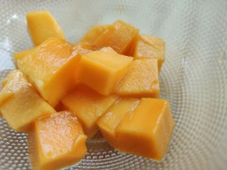 不怕化的冰激凌,看我让它72变~,给你们来个特写,超级甜,因为只用到一半,剩下的我直接啃了,好过瘾~ (坏笑)