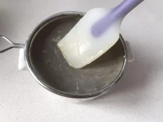 香港名小吃鸡蛋仔,过筛时,如果面糊下不去,用刮刀来回刮一下就干净了