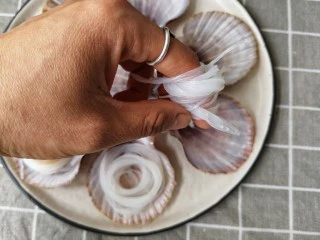 蒜蓉粉丝蒸扇贝,粉丝沥水捞出，用手卷一下放入扇贝壳中这样不会横七竖八的影响美观。