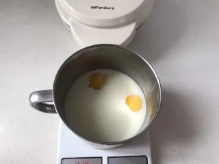 香港名小吃鸡蛋仔,将温开水冲泡奶粉,加入鸡蛋、玉米油、砂糖倒入一起