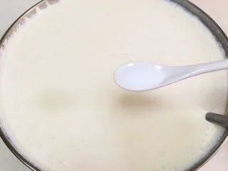 福建小吃—油饼,往磨好的豆米浆内加入3小匙盐。