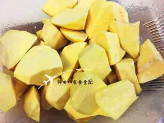 無油拔絲地瓜-台灣夜市小吃,以滾刀切法來將地瓜切成不規則塊狀,利用滾刀切法的優點是,因為食材體積相近且受熱面積大,容易煮熟