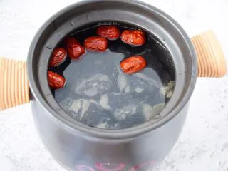 虫草花乌鸡汤,加入适量的水