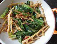 传统水煮牛肉,盛出放在盘底