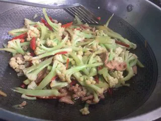 家常干锅花菜,快干锅时加入鸡精调味即可 